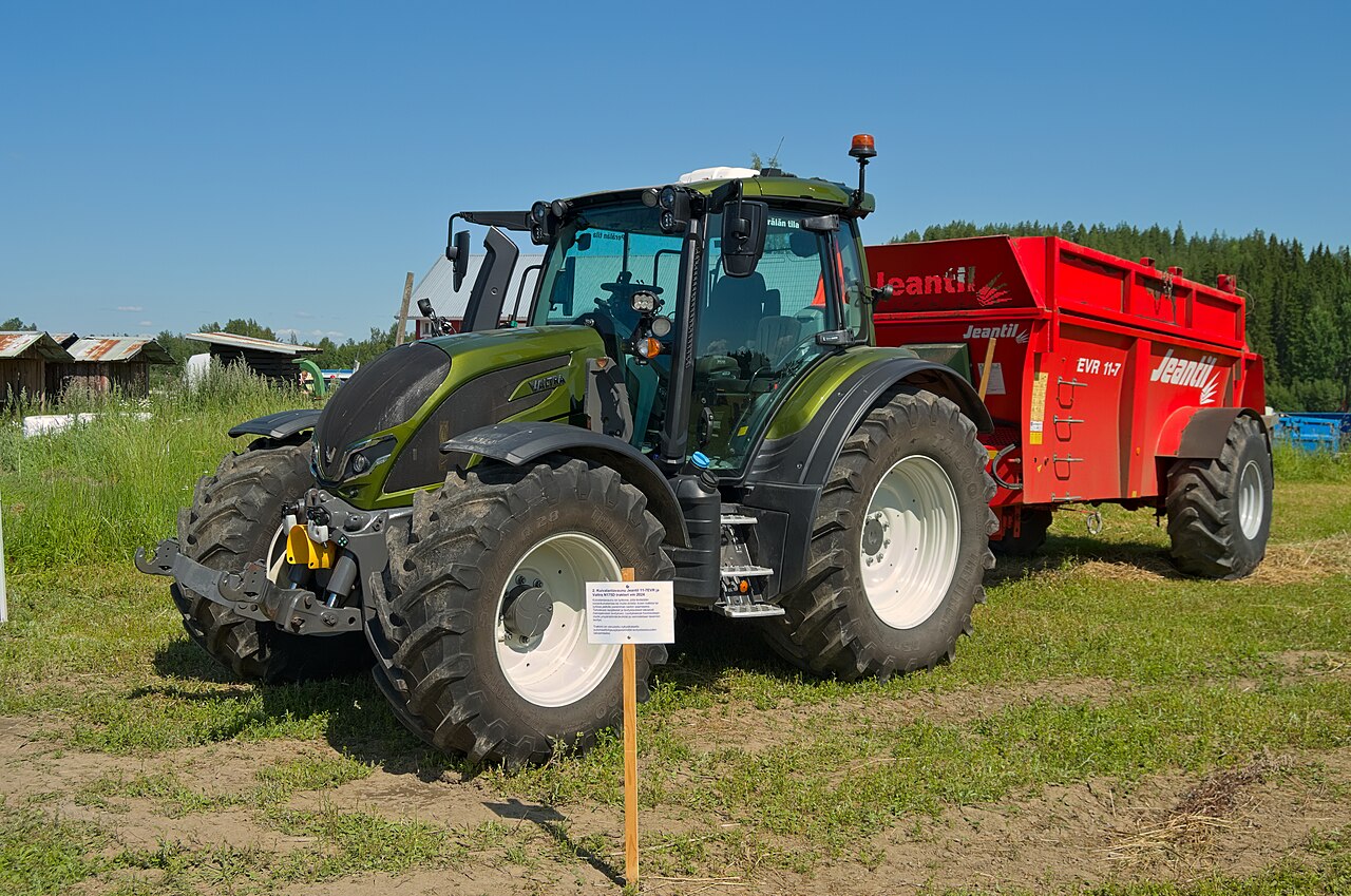 Grön Valtra N175 Direct med Jeantil gödselspridare på en maskinvisning